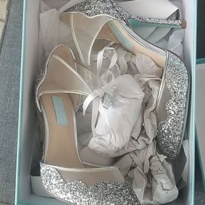 Betsey Johnson Bella Pump , silver 7.5